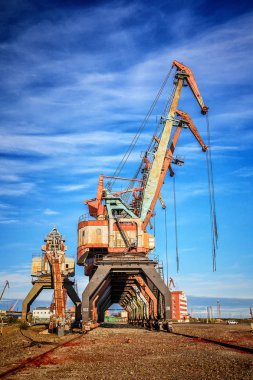 Eski paslı terk edilmiş port Vinçler