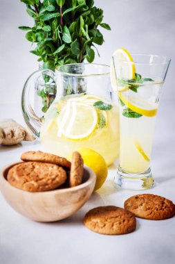 ev yapımı limonata bardak yakın çekim