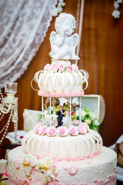 Una bella torta nuziale è decorata con angeli — Foto Stock