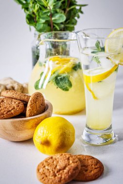 ev yapımı limonata bardak yakın çekim