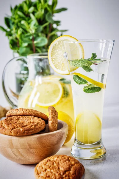 Nahaufnahme von einem Glas hausgemachter Limonade — Stockfoto