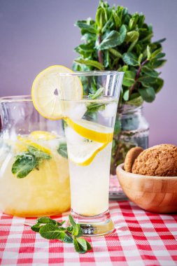 ev yapımı limonata bardak yakın çekim