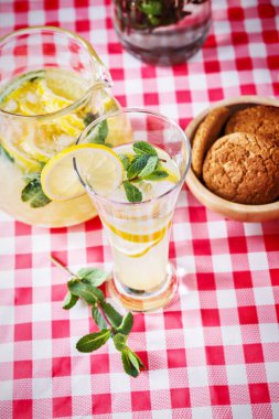 ev yapımı limonata bardak yakın çekim