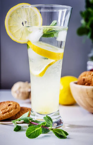 Nahaufnahme von einem Glas hausgemachter Limonade — Stockfoto