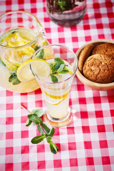 ev yapımı limonata bardak yakın çekim