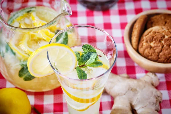 ev yapımı limonata bardak yakın çekim