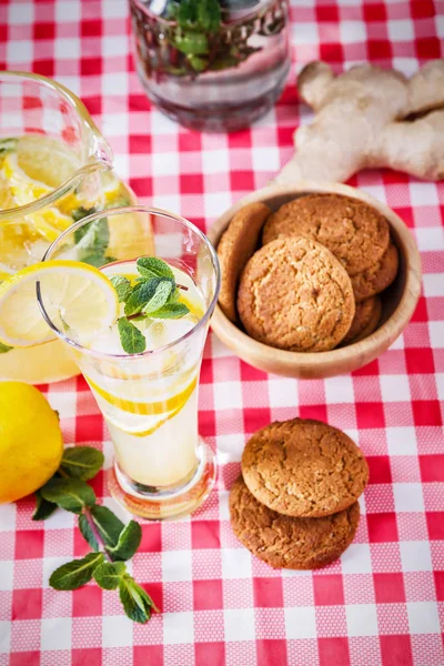 ev yapımı limonata bardak yakın çekim