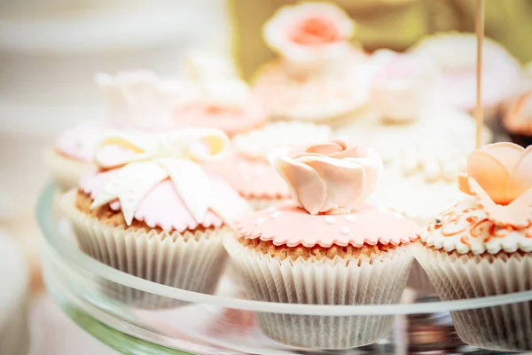 Mini pasteles con bayas frescas y crema de vainilla — Foto de Stock