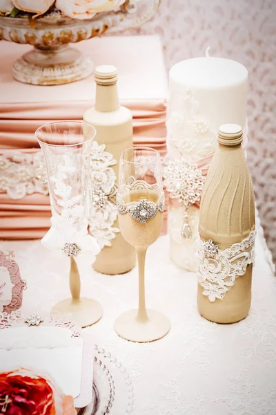 Verres et décoration sur table de mariage — Photo