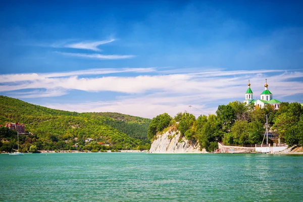 湖 Abrau、ロシアのパノラマ ロイヤリティフリーのストック写真