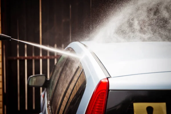 Lavado manual de coches con agua a presión —  Fotos de Stock