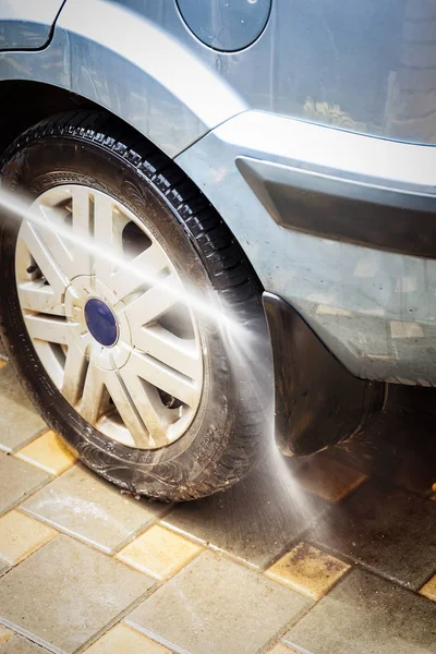 Lavado manual de coches con agua a presión —  Fotos de Stock