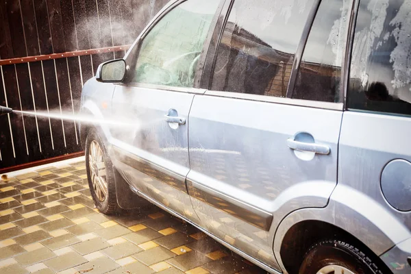 Lavado manual de coches con agua a presión —  Fotos de Stock