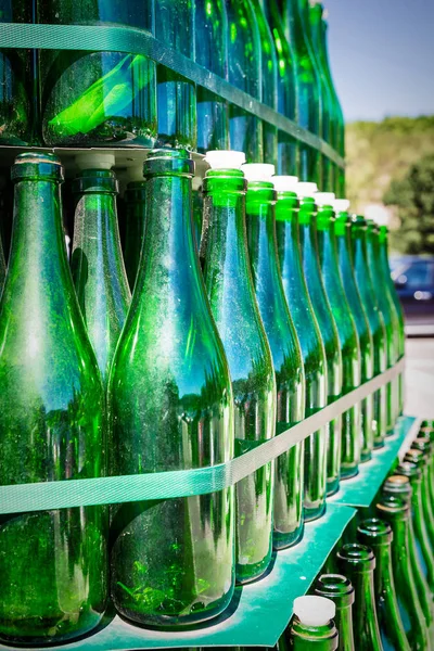 Pirámide de botellas vacías de champán —  Fotos de Stock