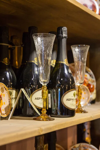 Butelek wina i pamiątki na drewnianej półce, winiarnia Abrau-Dyurso, Federacja Rosyjska - 27 sierpnia, 2015 — Zdjęcie stockowe