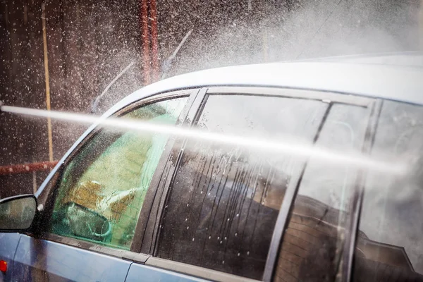 Lavado manual de coches con agua a presión —  Fotos de Stock