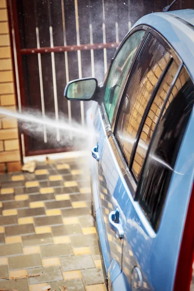 Manual car wash with pressurized water — Stock Photo, Image