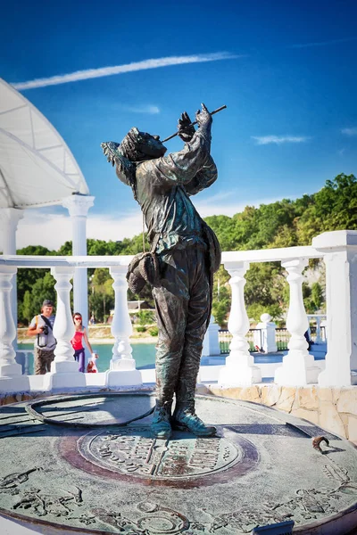 ABRAU DURSO, RUSSIA - 27 agosto 2015: Monumento del cantante sovietico Leonid Utesov Immagine Stock