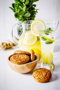 cam ev yapımı limonata