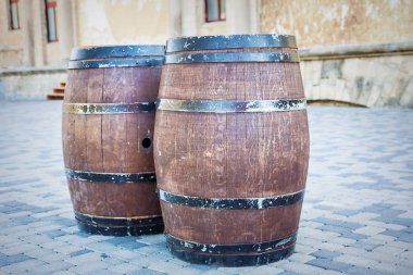 İki eski meşe varil kahverengi