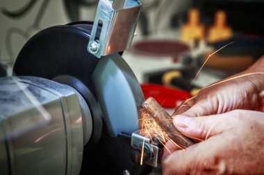 Taşlama tezgahı üzerinde çelik kütük keskinleştirme