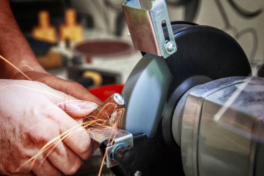 Taşlama tezgahı üzerinde çelik kütük keskinleştirme