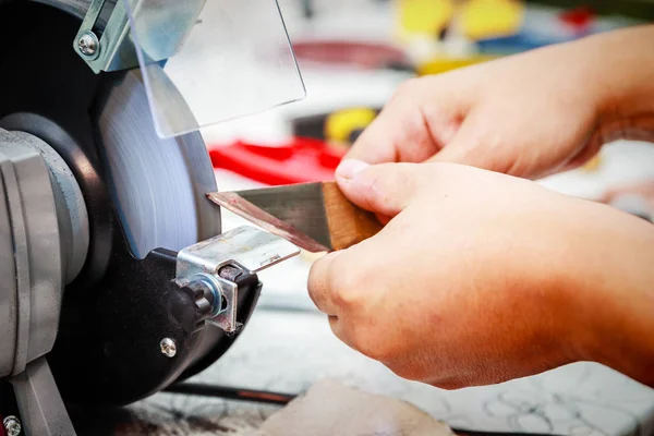 Verscherping van de metalen cutter op de slijpmachine — Stockfoto