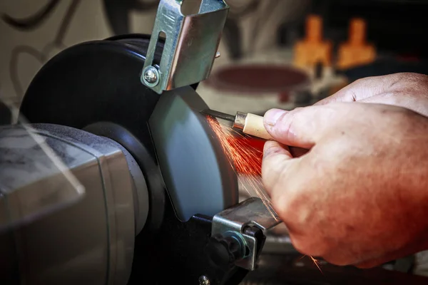Afiar o cortador de metal na retificadora — Fotografia de Stock