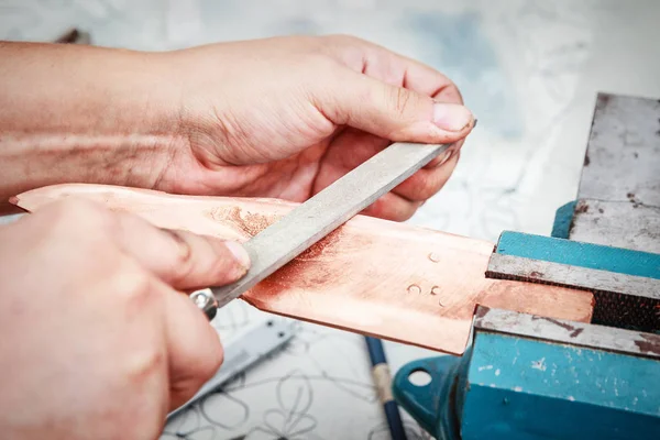 Grinding the copper billet with a file — Stock Photo, Image