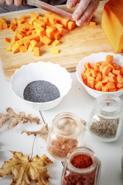 Malzemeler ve baharat balkabağı çorbası hazırlama