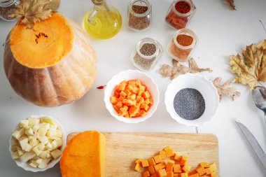 Malzemeler ve baharat balkabağı çorbası hazırlama