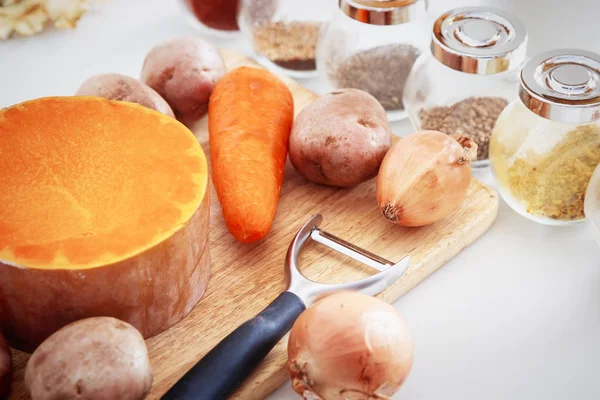 Інгредієнти та спеції для приготування гарбузового супу — стокове фото