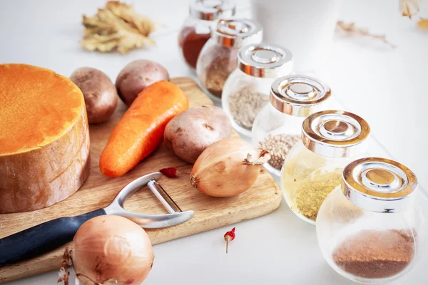Malzemeler ve baharat balkabağı çorbası hazırlama — Stok fotoğraf