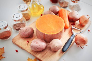 Malzemeler ve baharat balkabağı çorbası hazırlama