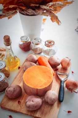 Malzemeler ve baharat balkabağı çorbası hazırlama