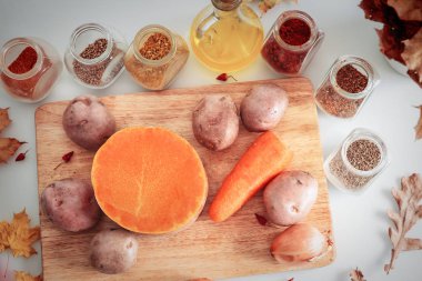 Malzemeler ve baharat balkabağı çorbası hazırlama