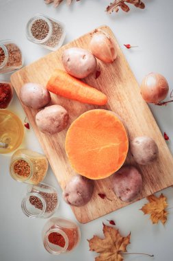 Malzemeler ve baharat balkabağı çorbası hazırlama