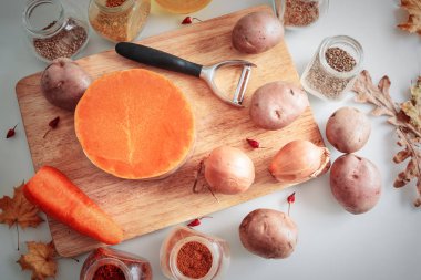 Malzemeler ve baharat balkabağı çorbası hazırlama