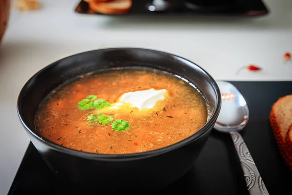 Pumpa och morot soppa med grädde och persilja — Stockfoto