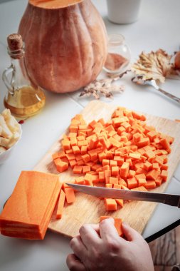 Eller kadın ahşap tahta üzerinde kesme havuç