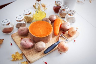 Malzemeler ve baharat balkabağı çorbası hazırlama