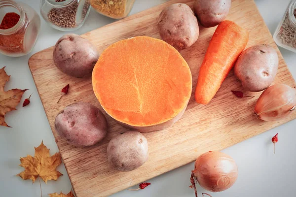 Malzemeler ve baharat balkabağı çorbası hazırlama