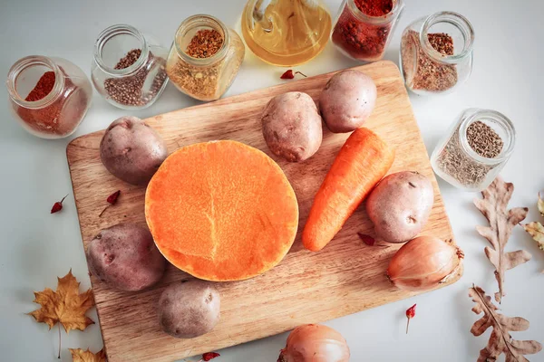 Malzemeler ve baharat balkabağı çorbası hazırlama