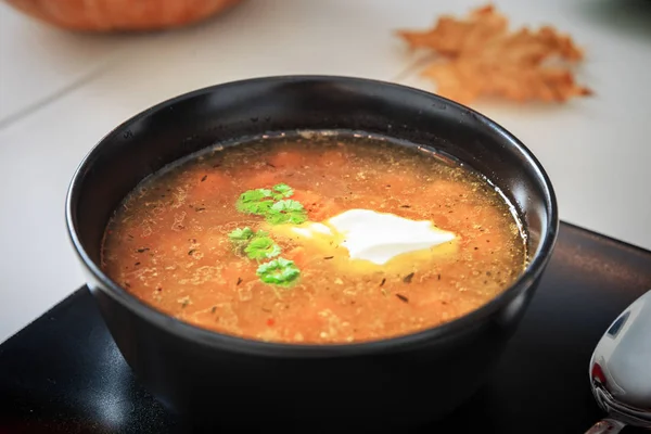 Kürbis- und Karottensuppe mit Sahne und Petersilie — Stockfoto