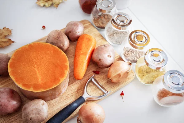 Malzemeler ve baharat balkabağı çorbası hazırlama