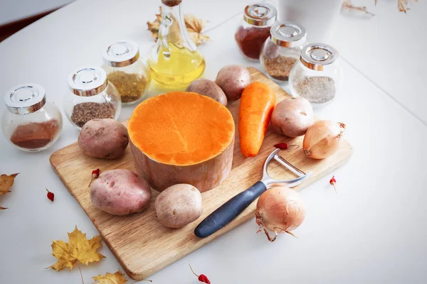 Malzemeler ve baharat balkabağı çorbası hazırlama