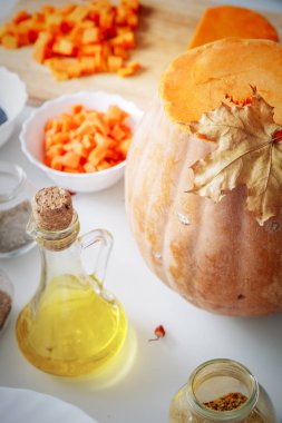 Malzemeler ve baharat balkabağı çorbası hazırlama