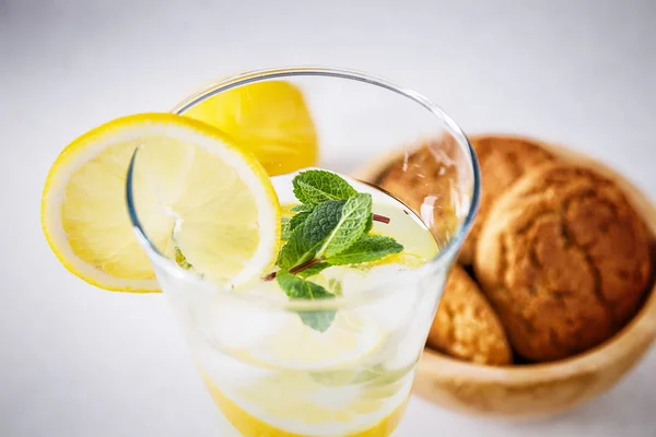 Nahaufnahme eines Glases hausgemachter Limonade und Haferflockenkekse — Stockfoto