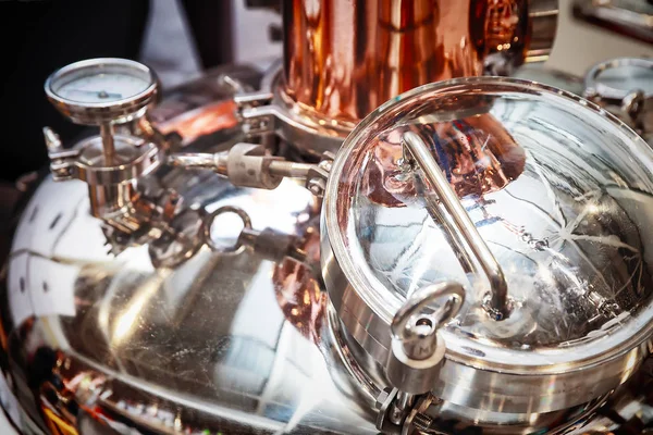 Kupfer alembic für die Herstellung von Alkohol — Stockfoto