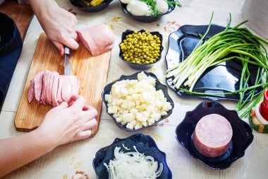 Rus salatası Olivier hazırlanıyor